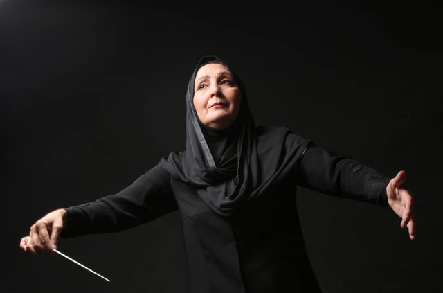 گفتگو با تنها زن ساکن ایران که چوب رهبری ارکستر به دست دارد گفتگو با تنها زن ساکن ایران که چوب رهبری ارکستر به دست دارد
