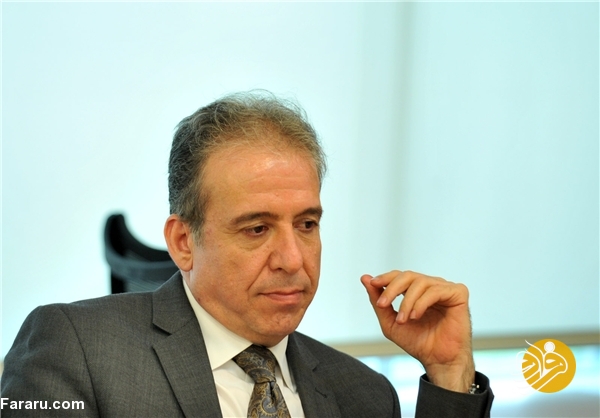  خروج نفت ایران از بازار می‌تواند احتمالا قیمت نفت را تا حد زیادی بالا ببرد که این موضوع به غیر از اتحادیه اروپا، برای هند و چین و ژاپن و کره جنوبی هم خطرناک است. البته که اگر طرف حساب ما در این بخش‌ها شرکت‌های بزرگ اروپایی باشند، احتمال آن وجود دارد که خرید نفت و فولاد و پتروشیمی از ایران را به رغم همه مشکلات قطع کنند. فرارو- در حالی که اینروز‌ها اقتصاد ایران با پدیده بغرنج خروج شرکای تجاری و سرمایه‌ای از کشور به دلیل سررسید تحریم‌های آمریکا در ششم اوت ۲۰۱۸ مواجه است، آینده روابط تجاری و اقتصادی ایران و اروپا به مهمترین موضوع روز رسانه‌های دو طرف تبدیل شده است. در واقع در حالی که همچنان خبر خروج شرکت‌های صنعتی از ایران از طرف دستگاه عظیم رسانه‌ای آمریکا پمپاژ می‌شود، خبر تحویل ۵ فروند هواپیمای ATR به ایران آن هم به فاصله یک روز مانده به شروع مکانیسم تحریم‌های آمریکا می‌تواند نشانه مثبتی برای ادامه همکاری اقتصادی ایران با اروپا باشد. موضوعی که از قضا در حاشیه پنجاه و یکمین اجلاس وزرای خارجه اتحادیه آ. سه. آن هم مورد تاکید فدریکا موگرینی مسئول سیاست خارجی اتحادیه اروپا قرار گرفته است. به گزارش فرارو، با اینکه افکار عمومی از وزن کمتر اتحادیه اروپا در مقایسه با آمریکا برای حفظ و حراست از دستاورد‌های اقتصادی ایران از برجام مطلع است، اما به واسطه ارتباطات گسترده مالی ایران و اروپا که حجم آن به بیش از ۱۷ میلیارد دلار می‌رسد، راهبرد اتحادیه اروپا در قبال برجام و تحریم‌های یک جانبه آمریکا از اهمیت بالایی برخوردار است. برای نمونه در حالی که بخش عظیمی از فروش روزانه نفت ایران راهی بازار اروپا می‌شود، این اتحادیه از خریداران عمده پتروشیمی و فولاد ایران به عنوان دو کالای صادراتی اصلی کشور بوده و ادامه و اتصال، یا قطع این مجرای صادراتی مستقیما تاثیر خود را روی حال و آتیه اقتصاد ایران می‌گذارد. اتفاقی که سیدجلال ساداتیان آن را بعید نمی‌داند و حتی احتمال می‌دهد که با توجه به اهمیت ثبات قیمت انرژی برای طیف وسیعی از بازیگران جهانی من جمله اتحادیه اروپا، چین، هندوستان، ژاپن و کره جنوبی؛ آینده روابط مالی و اقتصادی با اروپا به موضوعی حیثیتی برای این اتحادیه تبدیل گردد. در این باره سیدجلال ساداتیان کارشاس ارشد و تحلیلگر مسائل اروپا در پاسخ به سوال فرارو درباره شانس ادامه همکاری شرکت‌های اروپایی با ایران گفت: «در دنیای امرزو علاوه بر کشورها، بازیگران دیگری هم در صحنه بین‌المللی نقش‌آفرینی می‌کنند که یکی از آن‌ها شرکت‌های بزرگ چندملیتی هستند که پیوسته نفوذشان در جعهان رو به افزایش است. این بازیگران مستقل در کنار رسانه‌ها و البته گروه‌های تروریستی و مبارز از جمله عوامل موثر بر جهان امروز هستند. از آنجا که شرکت‌های بزرگ چندملیتی به واسطه روابط مالی گسترده‌ای که با ایالات متحده آمریکا دارند، بیشتر تابع قدرت هستند. ازینرو به نظر می‌رسد به واسطه عقوبت و جریمه‌ای که آمریکا به عنوان ابرقدرت اقتصادی برای شرکت‌های همکار با ایران در نظر می‌گیرد ادامه کار این قبیل شرکت‌هابا ایران سخت یا ناممکن باشد. اخیرا هم با جریمه بانک HSBC به میزانی چشمگیر، آمریکا سعی می‌کند شرکت‌های چندملیتی را از ادامه کار با ایران بازدارد. طبیعی است که شرکت‌های چندملیتی با توجه به حجم اقتصاد ایران و سود نسبتا محدود بازار کشور که در قبال بازار بزرگ آمریکا و سود کلان این بازار تقریبا عددی کوچک است، از ادامه کار با ایران انصراف دهند. می‌بینیم هم که از زمان اعلام تصمیم غیرقانونی ترامپ درخصوص وضع تحریم‌های اقتصادی، اغلب شرکت‌های بزرگ نظیر توتال، الف، اسکانیا و... از ادامه همکاری با ایران امتناع کرده‌اند. البته اروپا تصمیم سیاسی‌اش به چند دلیل بر این است که به همکاری با ایران ادامه دهد چرا که هم حیثیت ملی و هم حیثیت بین‌المللیش از سوی آمریکا لکه‌دار شده است. در این راستا اتحادیه اروپا مدت هاست تلاش خود را برای ادامه همکاری با ایران آغاز کرده و در تلاش است تا شرایط لازم برای اتصال شرکت‌های متوسط و کوچک خود به اقتصاد ایران را فراهم کند. این را اگر بگذارید کنار اظهار نظر وزیر اقتصاد فرانسه که اخیرا درباره حمایت دولت متبوعش از شرکت‌های همکاری‌کننده با اقتصاد ایران سخنرانی کرده، می‌توان فهمید که اروپا درصدد جبران کاستی‌هاست. توجه داشته باشید که خود اتحادیه اروپا از طریق قطعنامه ۲۲۳۱ شورای امنیت به برجام وزانت حقوقی و بین‌المللی داده، ضمن اینکه ایران و امنیت خاورمیانه برایش از اهمیت استراتژیک برخوردار است. شرکت‌های اروپایی هم از طریق تجارت با ایران توانسته سود مناسبی عاید خود و شرکت‌هایی این حوزه جغرافیایی نماید.البته همچنان نمی‌توان انتظار داشت شرکت‌های بزرگ در ایران به فعالیت ادامه دهند و یا اتحادیه اروپا آن‌ها را مجبور به همکاری با اقتصاد ایران کند مگر اینکه اتحادیه اروپا مکانیسمی پیشنهاد دهد که در آن شرکت‌های بزرگ از سهم عمده در بازار آمریکا چشم‌پوشی کرده و به سهم محدود در ایران دل ببندند و در عین حال هزینه جریمه‌ها را هم از دولت‌های خود بگیرند.» ثبات قیمت انرژی برای جهان مهم است سفیر اسبق ایران در انگلستان همچنین با اشاره به اهمیت استراتژیک ایران در بخش‌های امنیتی و مسائلی همچون ثبات قیمت انرژی به فرارو گفت: «اروپا در تلاشی آشکار و گسترده قصد دارد همکاری اقتصادی با ایران را ادامه دهد و اراده لازم را هم برای این کار از خود بروز داده است البته این بین ممکن است چند شرکتی هم به حرف مقامات اتحادیه اروپا گوش ندهند چرا که اگر مثلا یک شرکتی ۱۰۰ واحد منفعت در آمریکا داشته باشد و مثلا ۱۰ واحد در ایران، حتی اگر اتحادیه اروپا اقدام به جبران جریمه این شرکت‌ها نماید، باز هم فراموش کردن منفعت ۱۰۰ واحدی تجارت با آمریکا چندان عقلانی نیست. در بحث خرید فولاد و نفت و پتروشیمی هم از آنجا که ما نمی‌دانیم دقیقا طرف‌های اروپایی ما چه شرکت‌هاییی هستند و اطلاعات مالی و اقتصادی آن در اختیار برخی نهاد‌ها مثل اتاق بازرگانی است، به همین دلیل نمی‌توان به دقت گفت: از فردای تحریم‌ها چه اتفاقی برای صادرات فولاد و نفت و پتروشیمی ایران به اروپا خواهد افتاد. تصور من این است که ارزان بودن نفت نه تنها برای اتحادیه اروپا که برای طیف وسیعی از بازیگران جهانی دیگر هم مهم است به همین دلیل شانس ادامه خرید این اقلام از ایرانن بالاست. خروج نفت ایران از بازار می‌تواند احتمالا قیمت نفت را تا حد زیادی بالا ببرد که این موضوع به غیر از اتحادیه اروپا، برای هند و چین و ژاپن و کره جنوبی هم خطرناک است. البته که اگر طرف حساب ما در این بخش‌ها شرکت‌های بزرگ اروپایی باشند، احتمال آن وجود دارد که خرید نفت و فولاد و پتروشیمی از ایران را به رغم همه مشکلات قطع کنند.» خوش‌بینی به اختلاف بین آمریکا و اروپا اشتباه است موج نگرانی از وضع تحریم‌ها زمانی هیمنه خود را بروز می‌دهد که بدانیم بازگشت دوباره تحریم‌ها می‌تواند امکان صادرات گسترده ایران به اروپا را در دو کالای فولاد و پتروشیمی به کمتر از نصف و یا حتی به صفر برساند. موردی که قطعا سیاست ارزی دولت را با یک بحران تازه روبرو کرده و قیمت دلار را به مرز‌های روانی تاز‌های انتقال می‌دهد که آثار آن بر اقتصاد و جامعه ایران مفید نیست. امید رضا حریری از اعضای ارشد اتاق ایران، اما معتقد است چندان نباید روی کمک اتحادیه اروپا حساب باز کرد و به جای فرصت‌سوزی، روی سیاست‌گذاری بهتر تاکید کرد. وی در پاسخ به سوال فرارو در این زمینه گفت: «اینکه ما به اروپا دلخوش کنیم که اروپا با آن حجم از پیوند‌های سیاسی اقتصادی فرهنگی در برابر آمریکا بایستد، ذهنیت چندان درستی نیست. چنان که آقای ظریف هم در نشست با اعضای اتاق این موضوع را بیان کردند که نمی‌توان به ایجاد یک شکاف بزرگ بین اروپا و آمریکا دلخوش کرد و تنها می‌توان به استفاده از رخنه‌هایی که وجود دارد، امیدوار بود. باید بپذیریم که در حوزه کشور‌های توسعه یافته که ذیل گفتمان غرب معنا می‌یابند، این تنها دولت‌ها نیستند که تعیین‌کننده‌اند بلکه شرکت‌ها هم از اهمیت بالایی برخوردار بوده و به واسطه اهمیت مسئله فروش و سود شخصی برای شرکت‌ها، نمی‌توان انتظار داشت بازیگران شرکتی اقتصاد، بازاری به عمق و نفوذ و ابعاد آمریکا را رها کنند و به ایران بچسبند. منفعت در این بخش از جهان حرف اول را می‌زند و منفعت یک شرکت بین‌المللی که مثلا سهامش را در بورس نیویورک آمریکا عرضه می‌کنند، طبیعتا انتخاب ایران نیست. ازینرو تصور ادامه همکاری با بسیاری از شرکای بزرگ غربی را نمی‌توان چندان منطقی دانست. بهتر است ما در شرایط فعلی روی شرکت‌هایی که در اقتصاد‌های تحت نفوذ دولت‌ها کار می‌کنند، اعم از هند و چین و...، تمرکز کنیم. در این کشور‌ها از آنجا که اقتصاد دولتی است، شرکت‌ها هم بیش از بخش آزاد اقتصاد جهان به حرف دولت‌ها توجه می‌کنند ازینرو کار با آن‌ها برای ما ساده‌تر است. نباید فراموش کرد که حتی در دوره قبلی هم که اجماع جهانی (از اتحادیه اروپا و آمریکا تا شورای امنیت و سازمان ملل) برای به زانو درآوردن ایران صورت گرفت، ما قادر بودیم با ایجاد شکاف در دیواره تحریم‌ها، نفت، پتروشیمی و برخی دیگر از کالا‌های قابل صادرات را به فروش می‌رساندیم. در عین حال نکته‌ای از توجه به آن نباید غافل بود، هزینه‌ای است که بابت این رویه بایستی بپردازیم. ما می‌توانیم به هر شکلی زندگی کنیم، اما باید به این موضوع هم فکر کنیم که این روند که در پیش گرفته‌ایم چه اندازه درست و قابل اعتبار است و در برابر چیزی که می‌دهیم، چه چیزی می‌گیریم؟ به شخصه کمتر از عموم مردم نسبت به آینده ایران نگرانی دارم و فکر می‌کنم با فروش نفت به میزان حدودا ۱ میلیون بشکه در روز در کنار ادامه صادرات غیرنفتی، بتوان کشور را به نحوی اداره کرد که جامعه کمتر از این دچار مشکل شود. این البته نیازمند چابک‌سازی دولت و تغییر برخی روش‌هاست. با مراجعه به تاریخ ۴۰ ساله اخیر می‌توان مثال‌هایی در این باره زد. ما در دوره جنگ با سالانه تنها ۱۰ تا ۱۲ میلیارد دلار ارز، می‌توانستیم کشور را اداره کنیم. در آن دوره مردم با ایثار و رشادت سختی‌ها را تحمل می‌کردند، اما در دوره دیگری هم ما تجربه مناسبی از تنگنای ارزی داشته‌ایم. یادمان نرود بهترین دوره رونق اقتصادی ایران در دوره اصلاحات رقم خورد که ما با کمترین میزان درآمد نفتی (نصف مقادیر درآمد نفتی در دوره فعلی)، مواجه بودیم. اغلب ایرانی‌ها در هر طبقه و قشر اجتماعی که هستند این را می‌‍‌پذیرند که در زمان دولت اصلاحات مرفه‎تر از امروز زندگی می‌کردند. البته وقوع دوباره این اتفاق به سیاستگذاری صحیح و افزایش سرمایه اجتماعی منوط است. اگر بین دولت و مردم جدایی نیفتد و اعتماد به عرصه عمومی بازگردد، ما حتما می‌توانیم از پس این تحریم‌ها هم برآییم.» علت‌العلل مشکلات اقتصادی مسائل سیاسی خارجی و داخلی است امیدرضا حریری با اشاره به آثار زیانبار تحریم‌ها بر اقتصاد و معیشت مردم، به فرارو گفت: «با اینکه در تاریخ هیچ کشوری بر اثر تحریم از هم نپاشیده، اما این موضوع تاثیر جدی روی مسئله معیشت مردم دارد و دردسر‌های زیادی را هم برای بخش‌های تولیدی و تجاری کشور پدید می‌آورد. البته اقتصاد ایران سال‌هاست که به انواع امراض اقتصادی مبتلا شده و از تورم نهفته تا ضعف بهره وری و سرکوب نرخ ارز با هم موجبات بروز پدیده‌های سوئی در کشور شده است. در عین حال علت‌العلل بروز و ماندگاری این امراض مسائل سیاسی خارجی و داخلی ما بوده است. قطعا وقتی هنوز تحریم‌ها شروع نشده‌اند، اما ما با حجم عظیمی از شوک و تکانه در بازار‌های پولی و مالی خود روبرو می‌شویم، طبیعی است که ایجاد مانع برای صادرات فولاد، نفت و پتروشیمی به اروپا توسط تحریم‌ها می‌تواند وضعیت اقتصاد ایران را بدتر نماید. پس وقتی اوضاع کشور تا این اندازه حاد است، بایستی با دقت و توجه و هوش کافی ابتدا شکاف‌هایی را در دیوار تحریم ایجاد کنیم و سپس برای رفع و از بین بردن کامل این دیوار قطور گام برداریم چرا که بدون رفع این معضل امکان حل چالش‌های اقتصاد ایران فراهم نیست.» بسته جدید ارزی ضد رانت باشد رییس اتاق مشترک ایران و آلمان در پایان با اشاره به سیاست‌های غلط ارزی و اقتصادی دولت در خصوص بسته ارزی جدید بانک مرکزی که فردا قرار است مختصات آن اعلام شود به فرارو گفت: «طبق شنیده‌هایی که امیدوارم صحت نداشته باشد، دولت دوباره به ادامه توزیع رانت از طریق سیاست‌های اشتباه ارزی ادامه می‌دهد. پیشنهاد می‌کنم دولت اگر قصد دارد سیاست ارزی خود را تغییر دهد تا به بهبود شرایط اقتصاد ایران کمک کند حتما با در نظر گرفتن سه اصل اساسی به این کار اقدام کند. نخست اینکه این بسته بایستی به شفافیت دامن بزند و بر علیه اقتصاد پنهان باشد. دوم اینکه از رانت جلوگیری کند و مجرای سواستفاده را ببندد و سوم اینکه شرایط را طوری رقم بزند که به ایجاد رقابت در اقتصاد کمک کند. هر طرحی بدون داشتن این مختصات حتما با شکست مواجه شده و تنها به تامین منافع عده‌ای خاص می‌پردازد.»