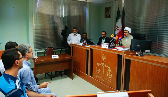 واکنشها به دادگاه جنجالی مشایی/ زیباکلام: احمدینژاد از این دادگاه استفاده تبلیغاتی میکند واکنشها به دادگاه جنجالی مشایی/ زیباکلام: احمدینژاد از این دادگاه استفاده تبلیغاتی میکند