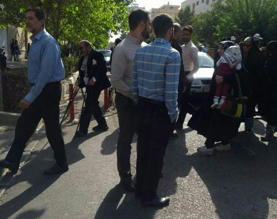 (تصاویر) تجمع احمدی‌نژادی‌ها مقابل دادگاه مشایی