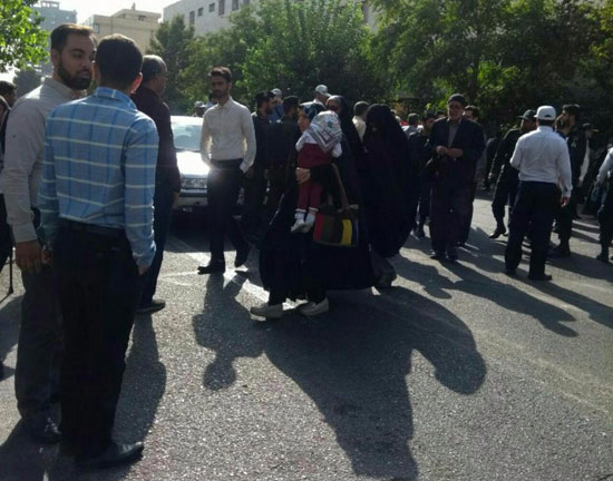 (تصاویر) تجمع احمدی‌نژادی‌ها مقابل دادگاه مشایی