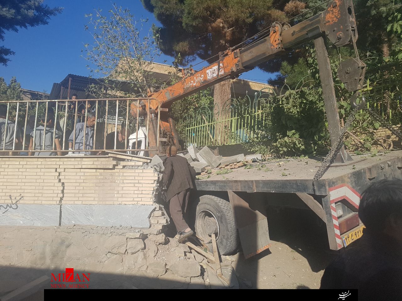 (تصویر) بر اثر برخورد جرثقیل با هیات عزاداران