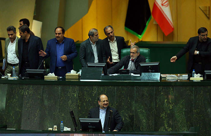 شریعتمداری: سونامی ورشکستگی صندوق‌های بیمه بزرگ‌تر از ورشکستگی بانک‌ها است
