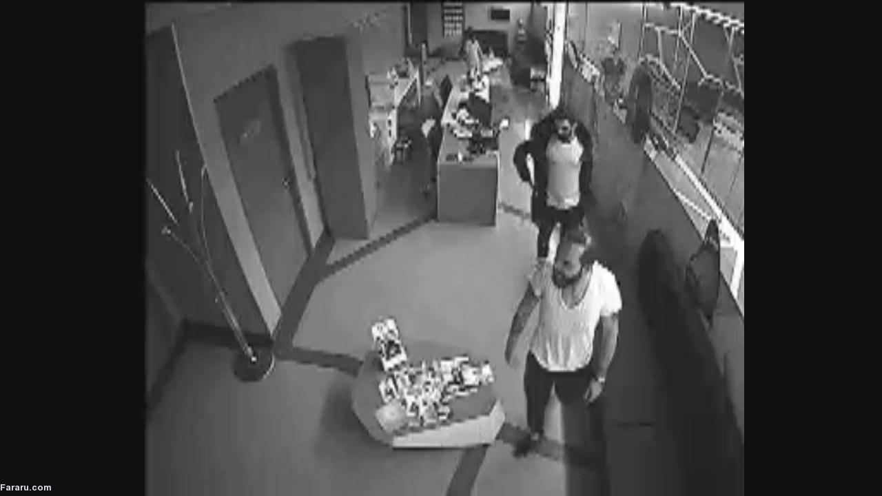 (تصاویر) درگیری شدید بازیکن سابق بارسلونا با خواننده مشهور (تصاویر) درگیری شدید بازیکن سابق بارسلونا با خواننده مشهور