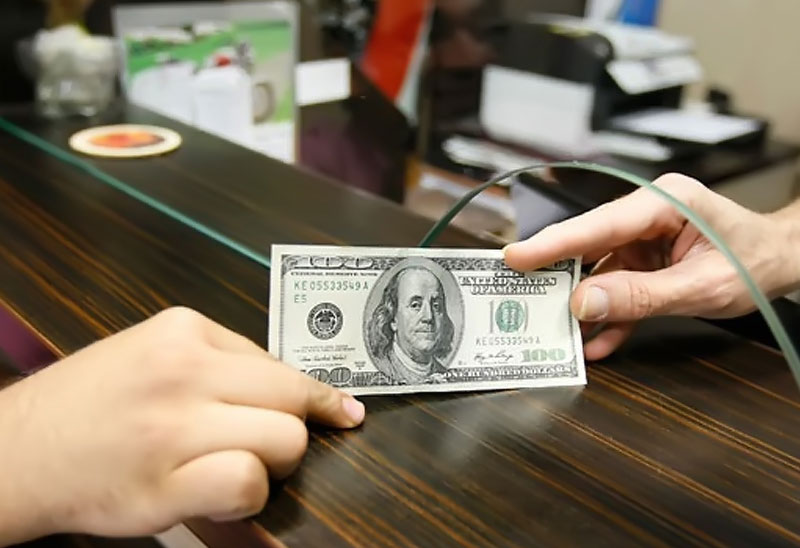 بانک مرکزی: صادرکنندگان ارزشان را به صرافی‌های مجاز بفروشند