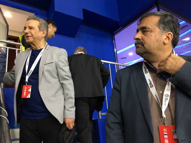 (تصاویر) عارف خواننده ایرانی در کنار مهدی تاج بازی ایران را دید
