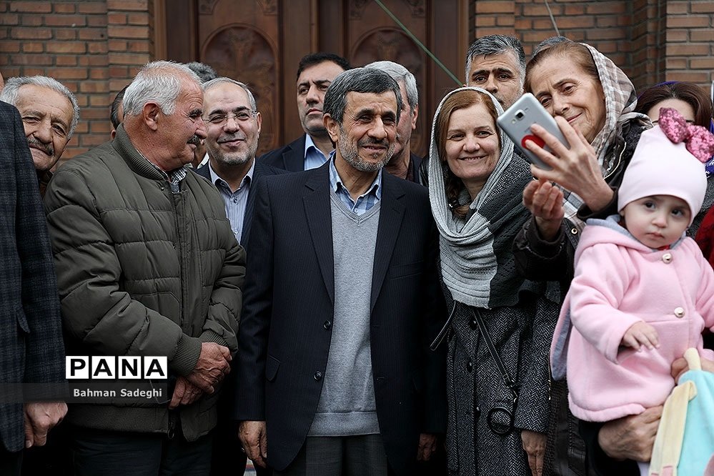 (تصاویر) عکس یادگاری احمدی‌نژاد با بابانوئل
