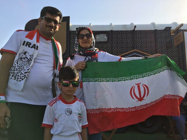 (تصاویر) کری خوانی هواداران ایران و ژاپن بیرون ورزشگاه (تصاویر) کری خوانی هواداران ایران و ژاپن بیرون ورزشگاه