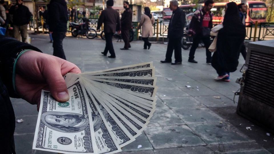 توافق دلالها و بانک مرکزی بر سر دلار ۱۲ هزار تومانی توافق دلالها و بانک مرکزی بر سر دلار ۱۲ هزار تومانی