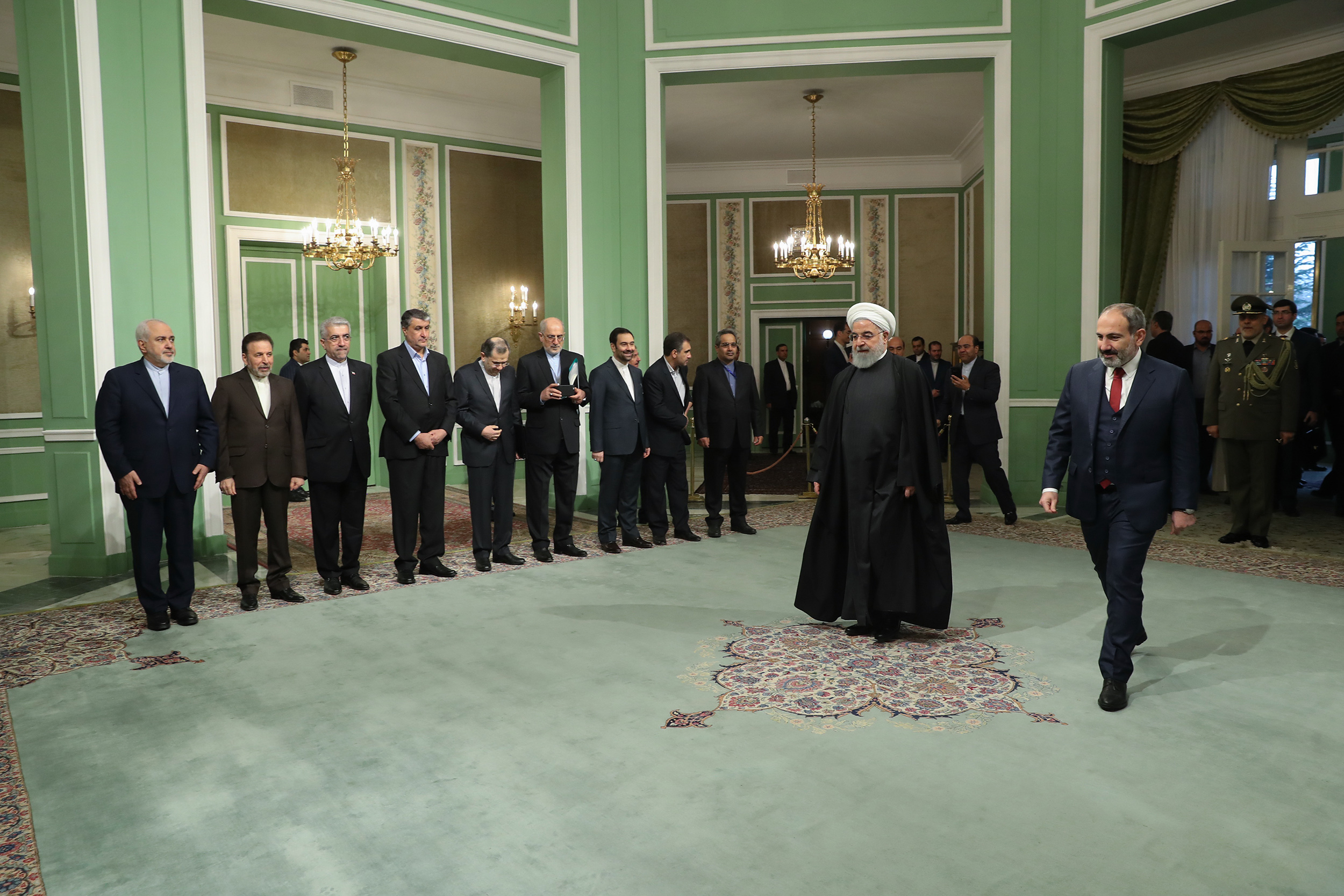 (تصاویر) یک روز پس از استعفا؛ خنده‌های ظریف در کنار روحانی