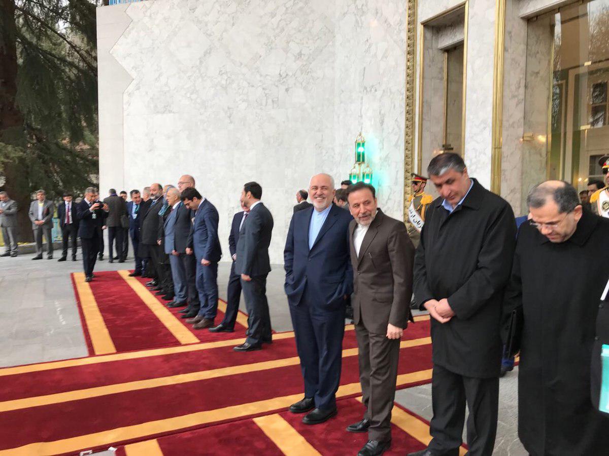(تصاویر) یک روز پس از استعفا؛ خنده‌های ظریف در کنار روحانی