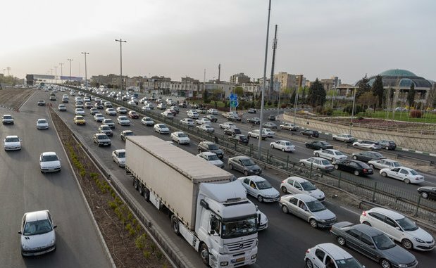 ترافیک سنگین در آزادراه کرج-تهران ترافیک سنگین در آزادراه کرج-تهران