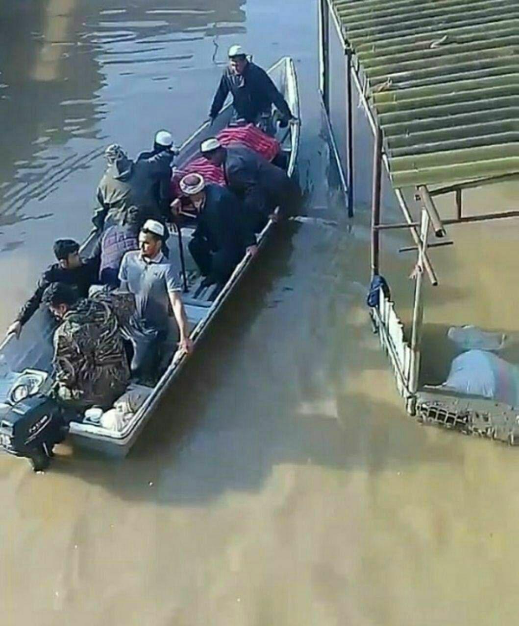 (تصویر) تشییع مادر دو شهید اهل آق قلا با قایق