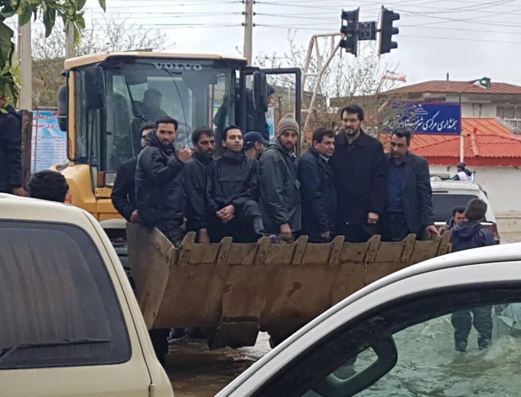 حضور متفاوت یک مدیر عالی رتبه در مناطق سیل زده