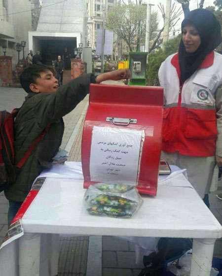 (عکس) دست یاری کودک کار تهرانی به سوی سیلزدگان (عکس) دست یاری کودک کار تهرانی به سوی سیلزدگان