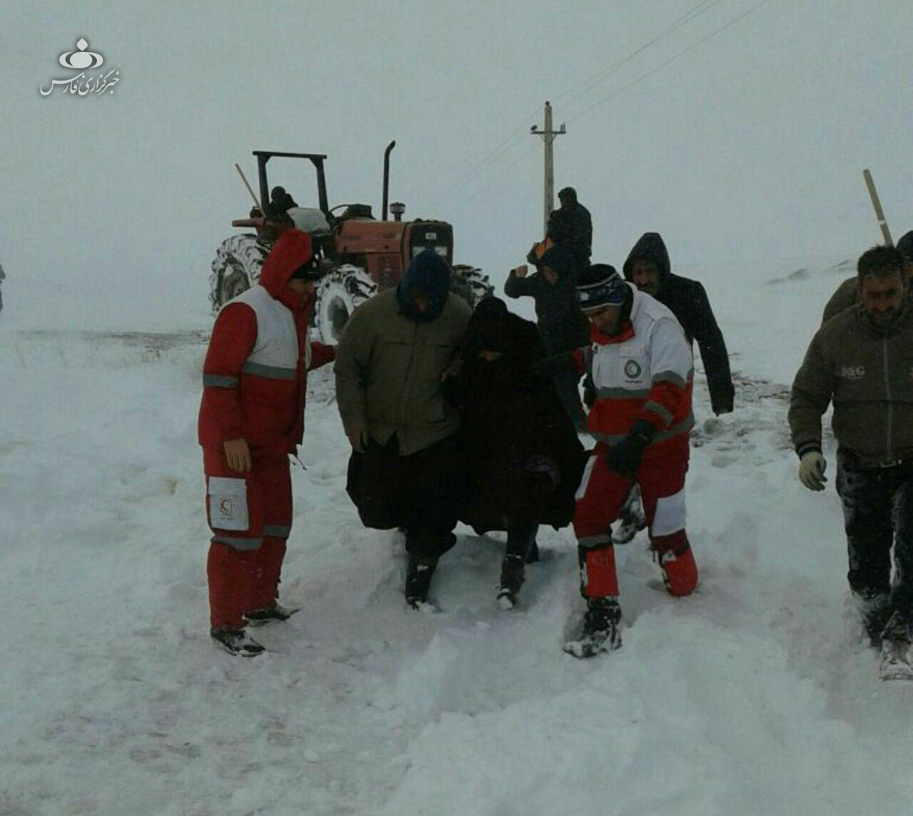 (تصاویر) نجات مادر باردار از برف و بوران در تیکمه داش
