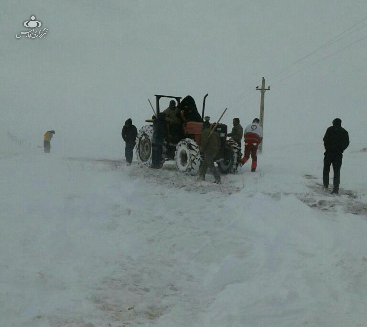 (تصاویر) نجات مادر باردار از برف و بوران در تیکمه داش