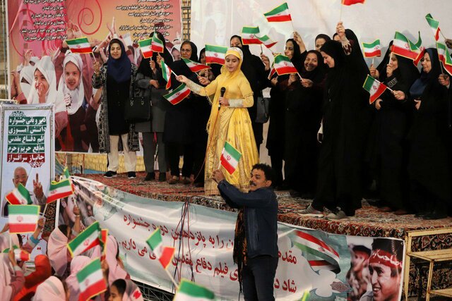 شبنم مقدمی در میان دانشآموزان مناطق محروم شبنم مقدمی در میان دانشآموزان مناطق محروم