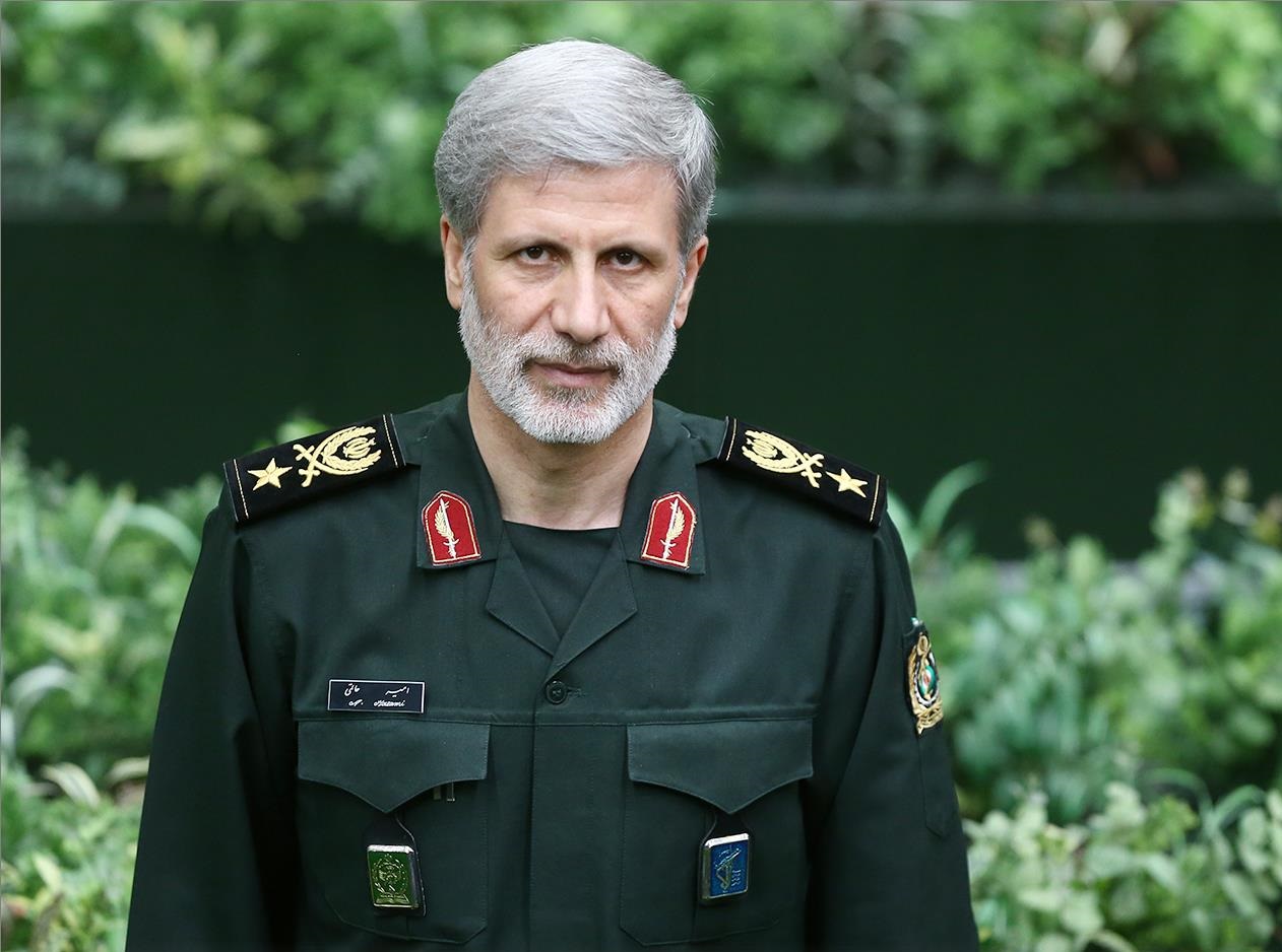 (تصویر) وزیری که با لباس سپاه خود را به ساختمان مجلس رساند