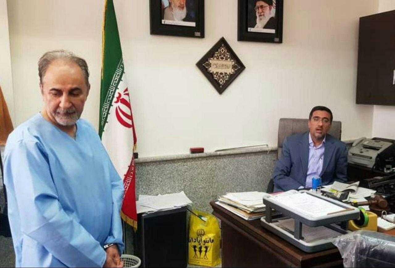 اولین عکس از نجفی با دست‌بند و لباس مخصوص تحت نظر