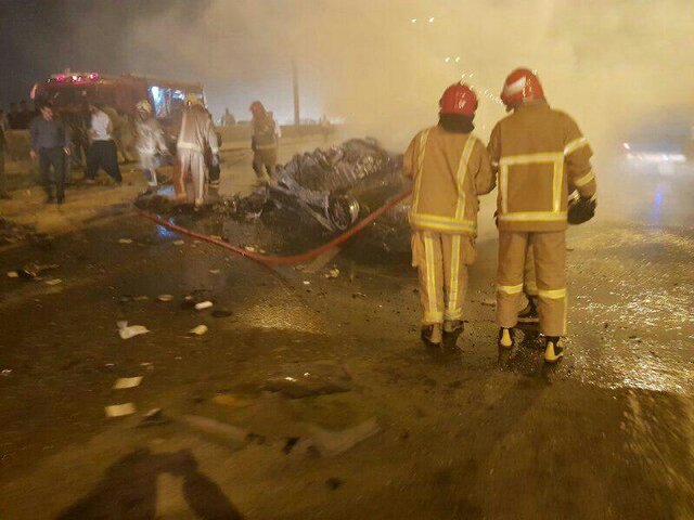 (تصاویر) حریق مرگبار خودرو در پی وقوع تصادف در اتوبان تهران-قم