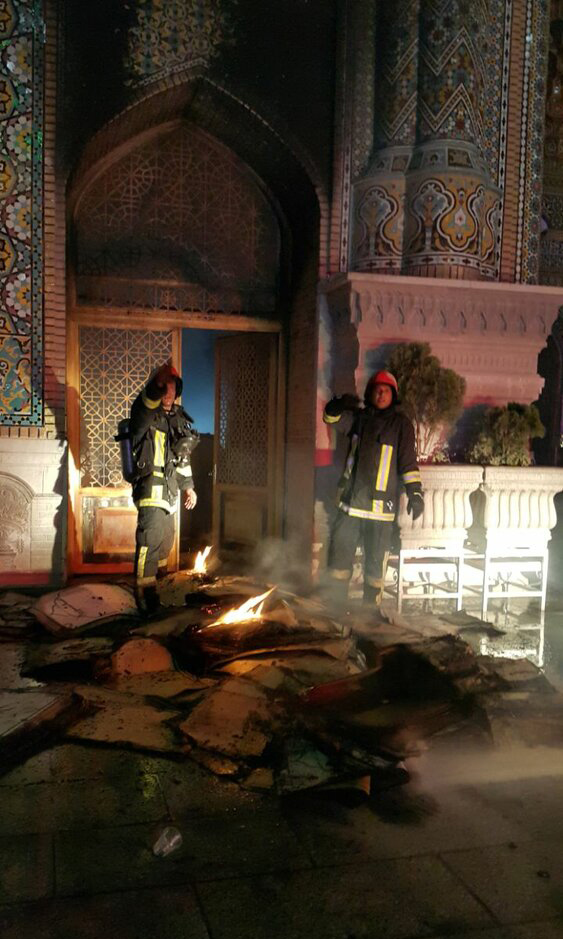 (تصاویر) مهار آتش سوزی در صحن حرم حضرت معصومه (س) (تصاویر) مهار آتش سوزی در صحن حرم حضرت معصومه (س)