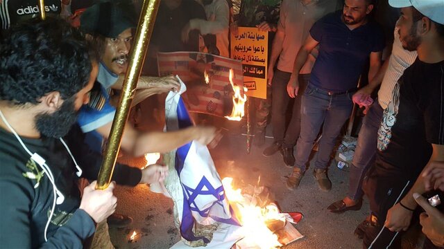 (تصاویر) حمله تظاهرکنندگان عراقی‌ به سفارت بحرین در بغداد