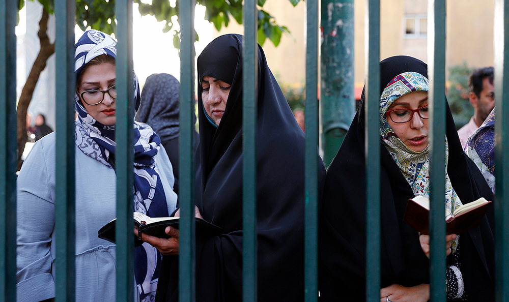 (تصاویر) مادران کنکوری‌ها؛ از چشم‌های نگران تا دعا و تسبیح