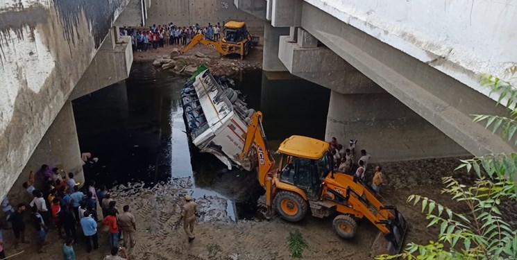 (ویدئو) سقوط مرگبار اتوبوس به درون کانال در هند