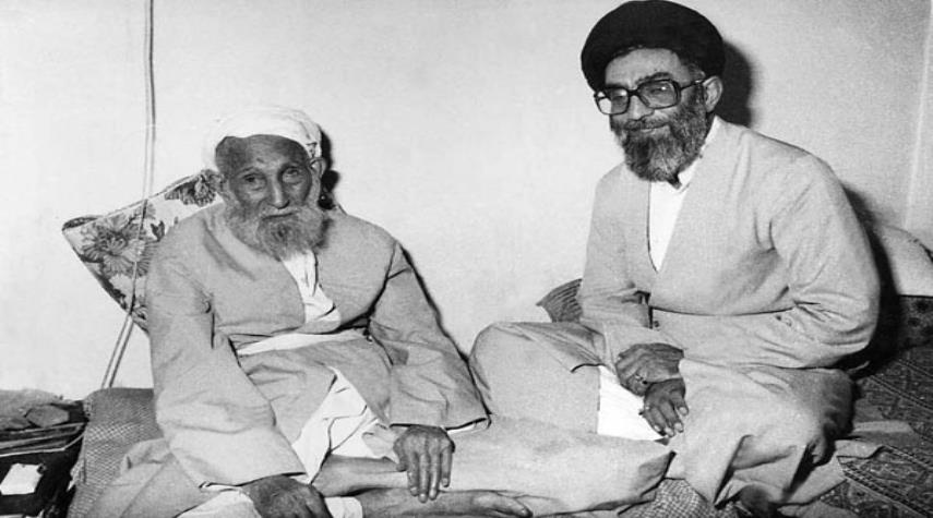 (عکس) پدر رهبر انقلاب در جمع پاسداران (عکس) پدر رهبر انقلاب در جمع پاسداران