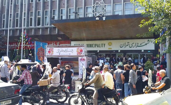 تلاش برای آزادی دستگیرشدگان مقابل شهرداری تهران