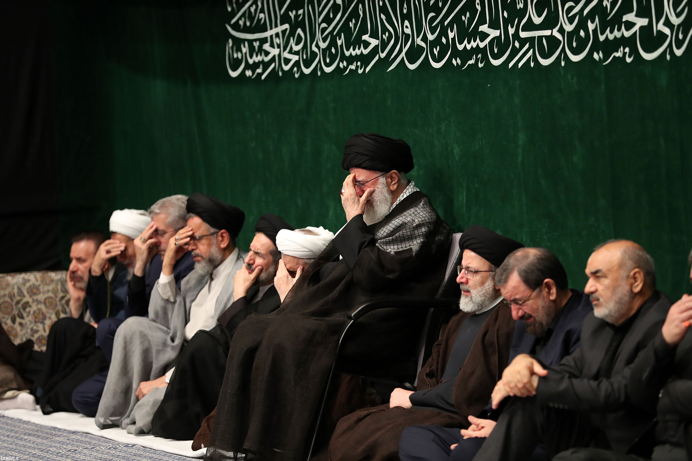 تصویری از سردار سلیمانی در مراسم عزاداری بیت رهبری