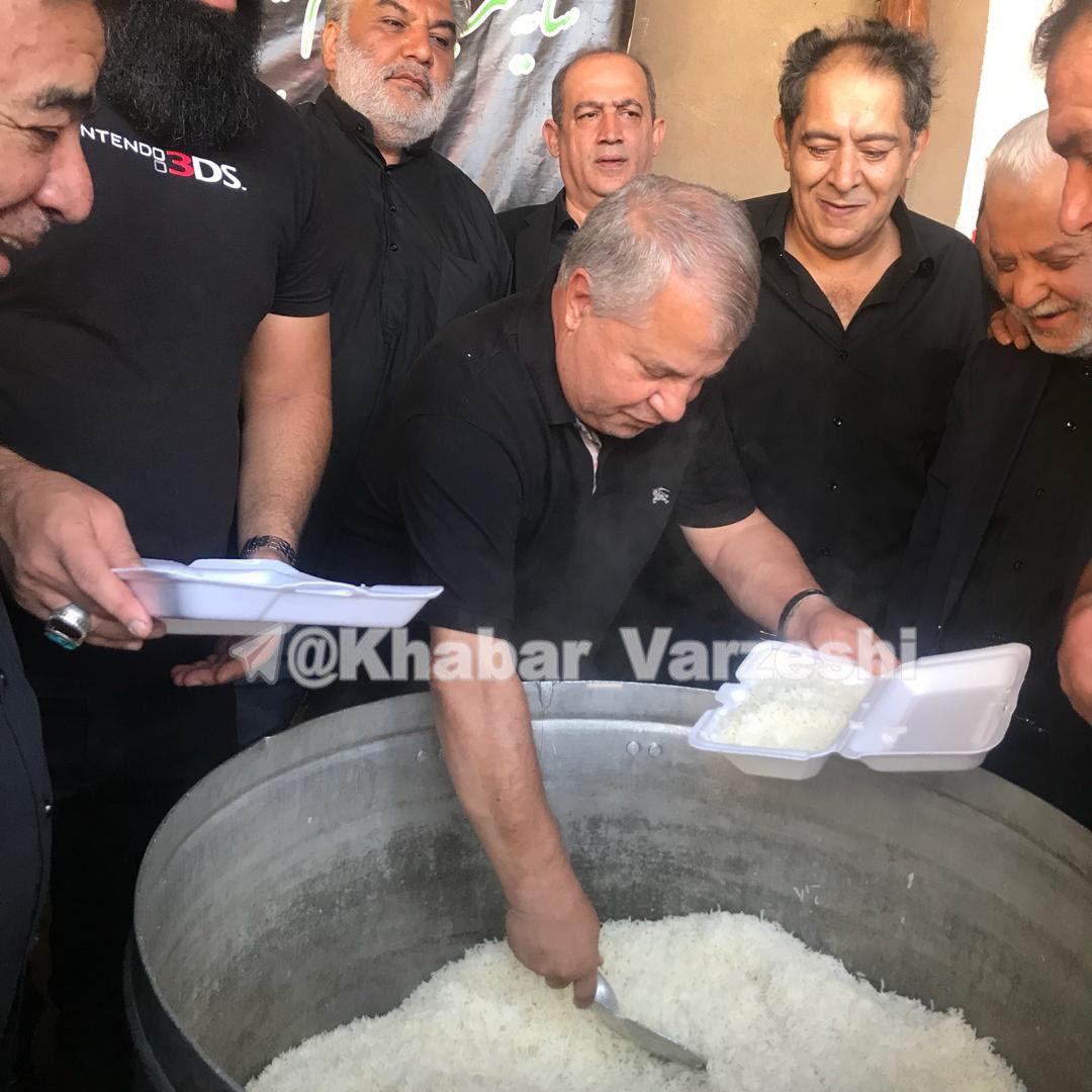 (تصاویر) علی پروین پای دیگ نذری (تصاویر) علی پروین پای دیگ نذری