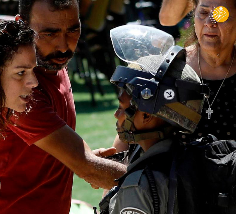 (تصاویر) مقاومت زن فلسطینی برای جلوگیری از تخریب خانه‌اش