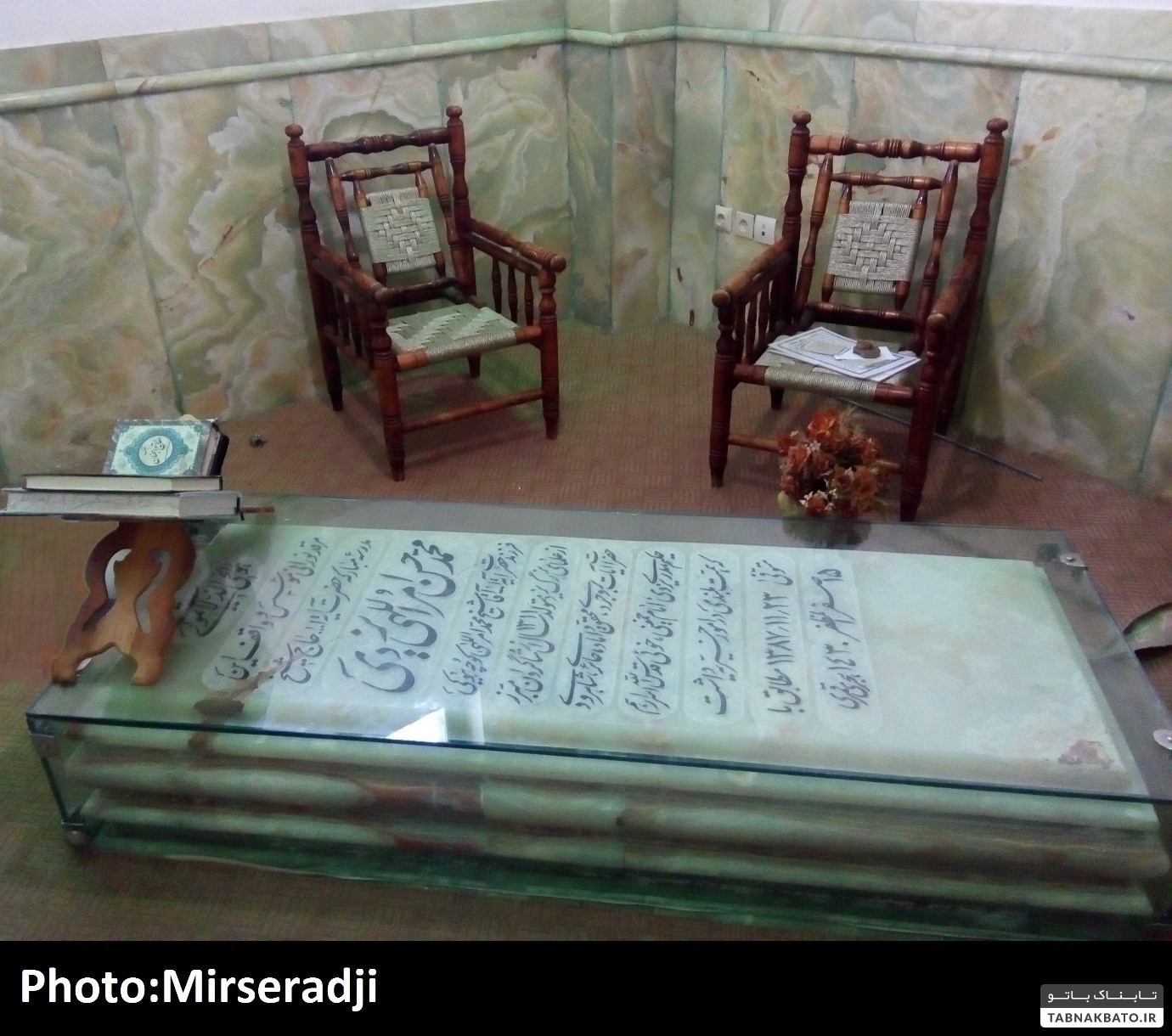 (تصاویر) قبرهای عجیب در قم از قبر در پاساژ تا قبر در مجاورت توالت عمومی
