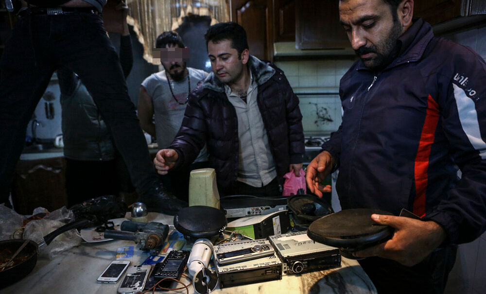 (تصاویر) زن و شوهر مواد فروش ماموران را به فروشنده بزرگ رساندند