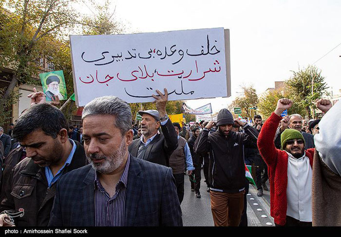 شعارهای یک راهپیمایی؛ دولت زیر تیغ شعارهای یک راهپیمایی؛ دولت زیر تیغ