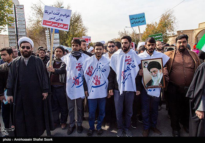 شعارهای یک راهپیمایی؛ دولت زیر تیغ شعارهای یک راهپیمایی؛ دولت زیر تیغ