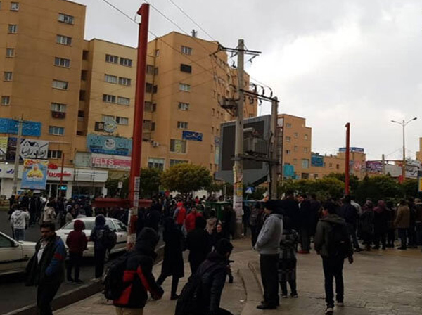 سهمیه بندی بنزین؛ اعتراضات در پی گران شدن بنزین در چند شهر کشور