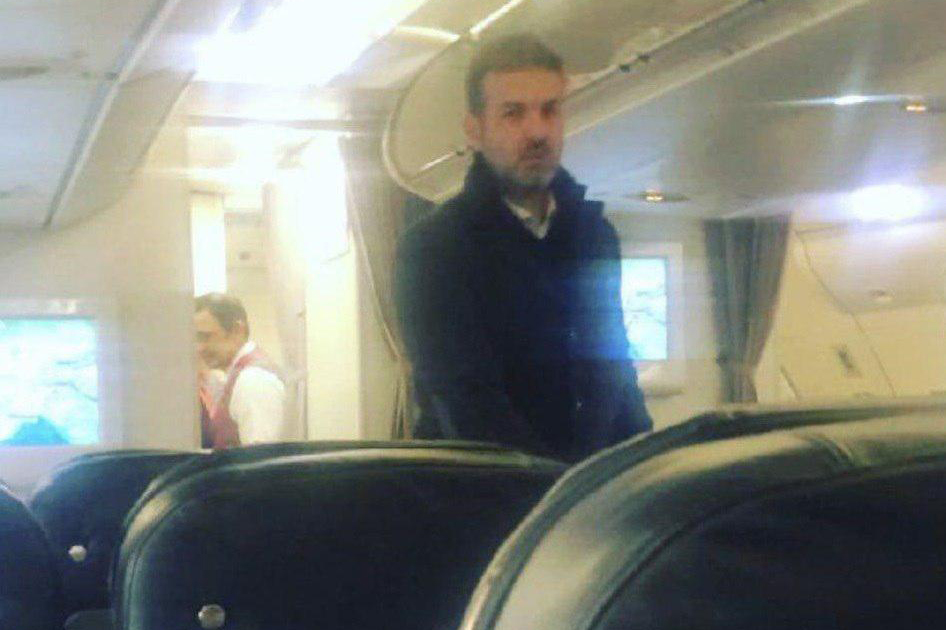 (عکس) تصویری از استراماچونی در هواپیما هنگام ترک ایران (عکس) تصویری از استراماچونی در هواپیما هنگام ترک ایران