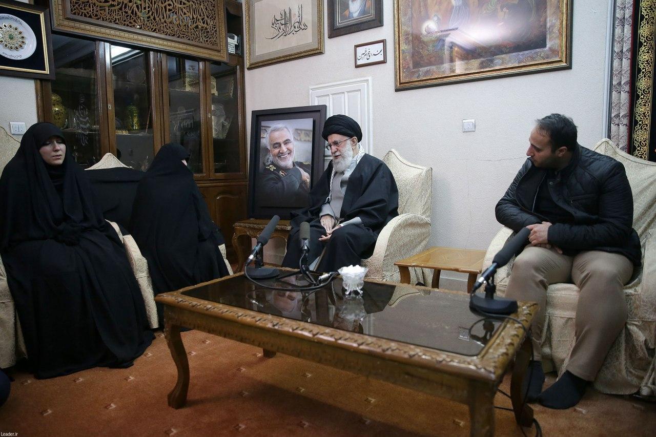 (تصویر) حضور رهبر انقلاب در منزل سردارشهید قاسم سلیمانی