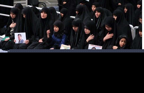 (عکس) تصویری از دختر سردار سلیمانی در محضر رهبر انقلاب (عکس) تصویری از دختر سردار سلیمانی در محضر رهبر انقلاب