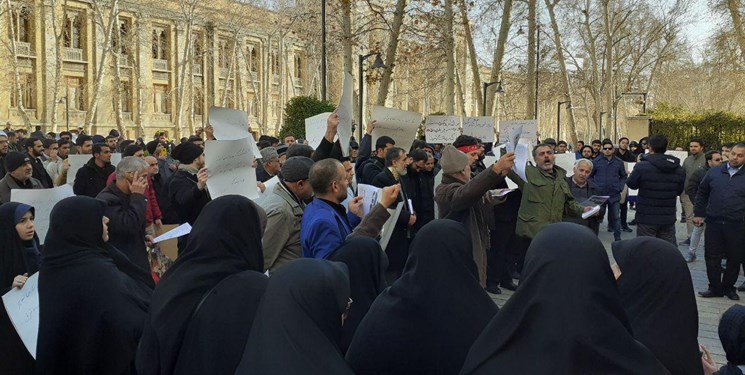 (تصاویر) برگزاری تجمع اعتراض نسبت به سخنان ظریف مقابل وزارت خارجه