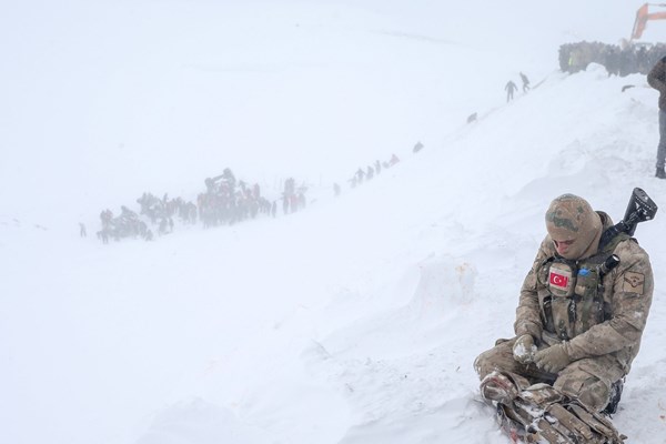 (تصاویر) افزایش شمار کشته‌های سقوط بهمن در ترکیه به ۳۳ نفر