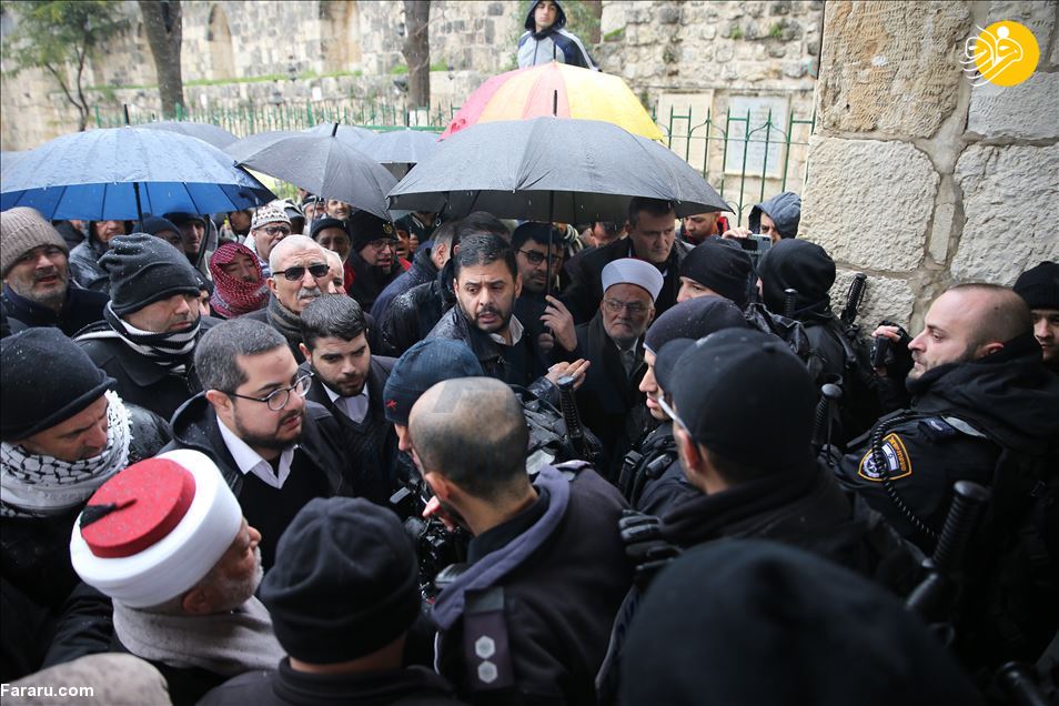 (تصاویر) خطیب مسجد الاقصی روی دوش فلسطینی‌ها