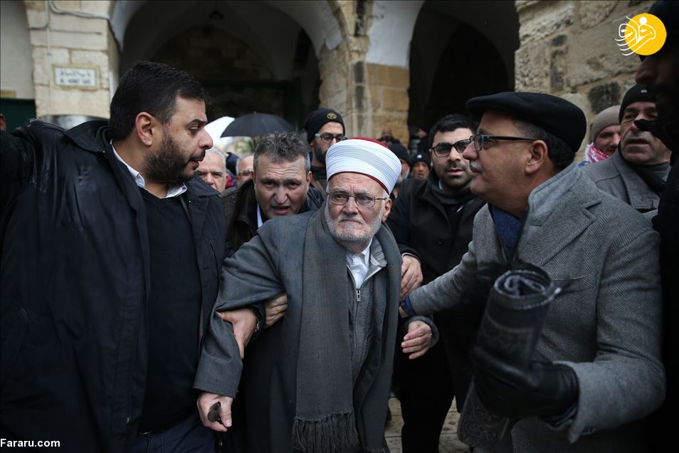 (تصاویر) خطیب مسجد الاقصی روی دوش فلسطینی‌ها
