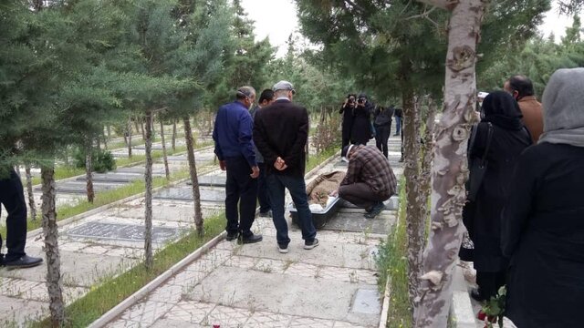 (تصاویر) پیکر «نجف دریابندری» زیر باران آرام گرفت