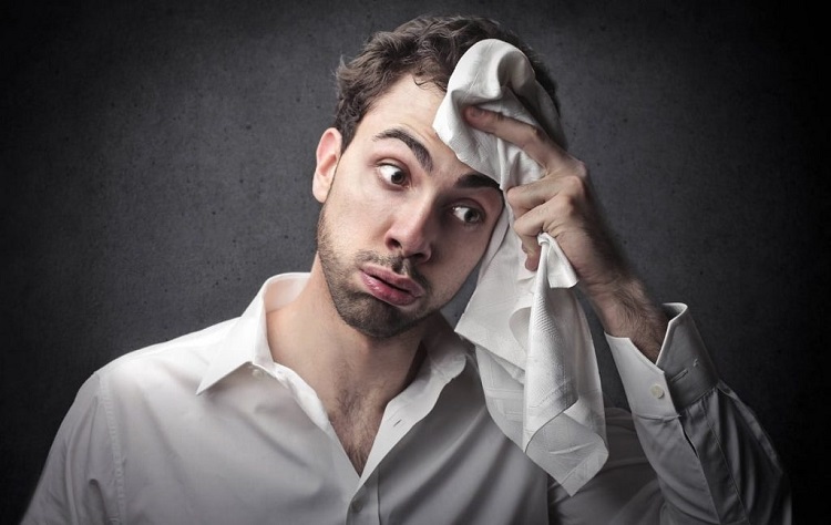 عرق کردن زیاد نشانه چیست و چگونه آن را برطرف کنیم؟