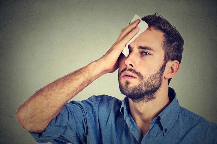 عرق کردن زیاد نشانه چیست و چگونه آن را برطرف کنیم؟