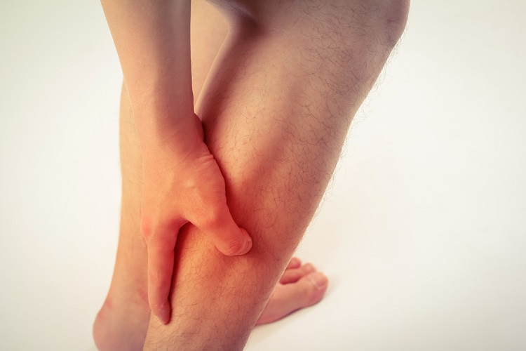 گرفتگی شبانه عضلات پا چیست؟ گرفتگی شبانه عضلات پا؛ علل، نشانهها و راههای درمان آن